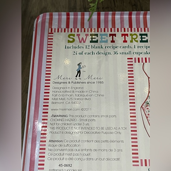 Meri Meri Sweet Treats Bakery Tin w/Recipe Cards, Apron, Cupcake Liners&More NWT - Picture 4 of 13